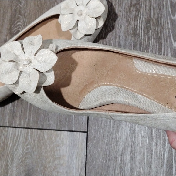 B.O.C. cream metallic flower petals loafers. Mint condition. Size 10 - Picture 8 of 12